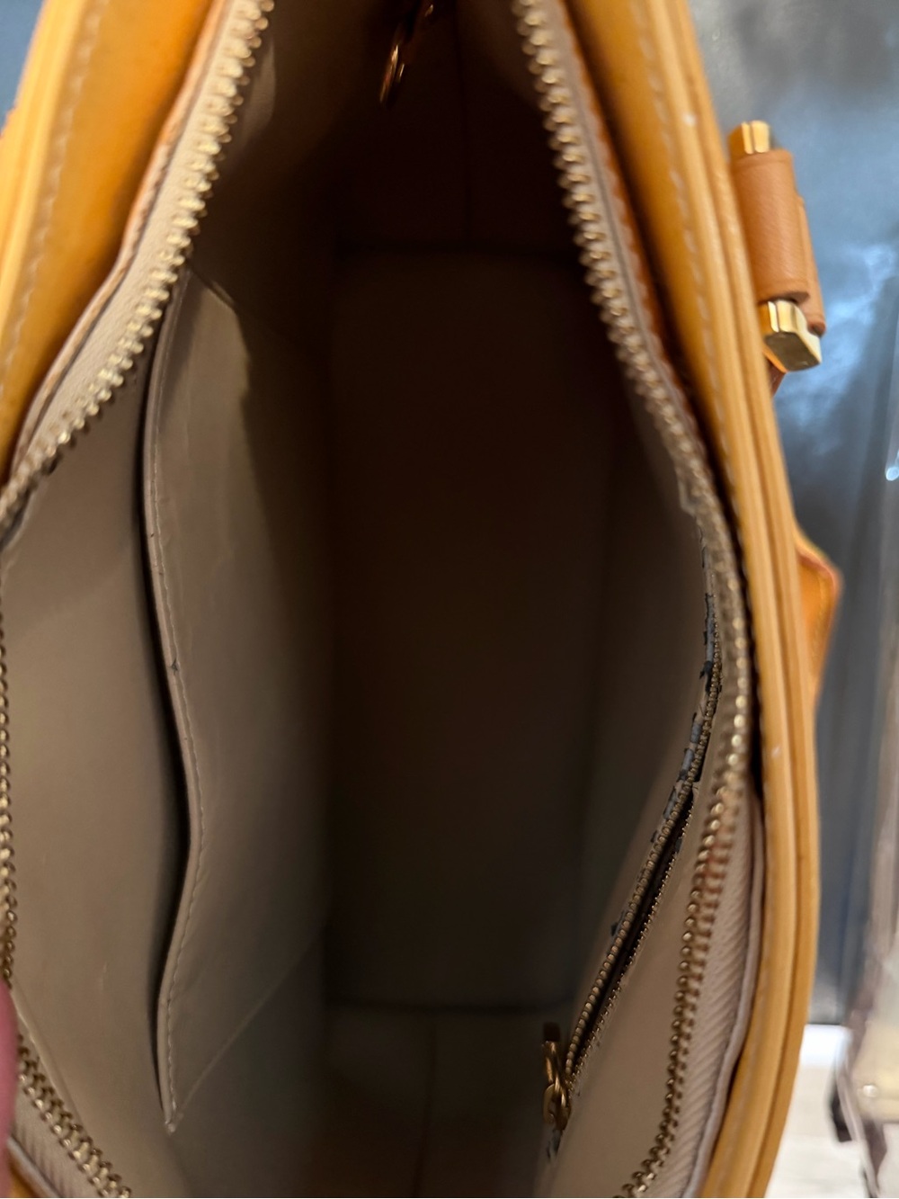 🔥GUC Vintage Louis Vuitton Houston Patent Leather Tote with unbranded bag charm - Picture 10 of 16